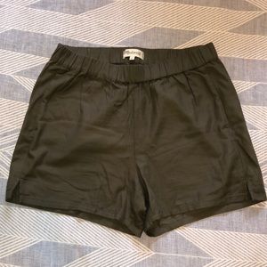 Madewell dark green shorts with elastic waist. Size Small.